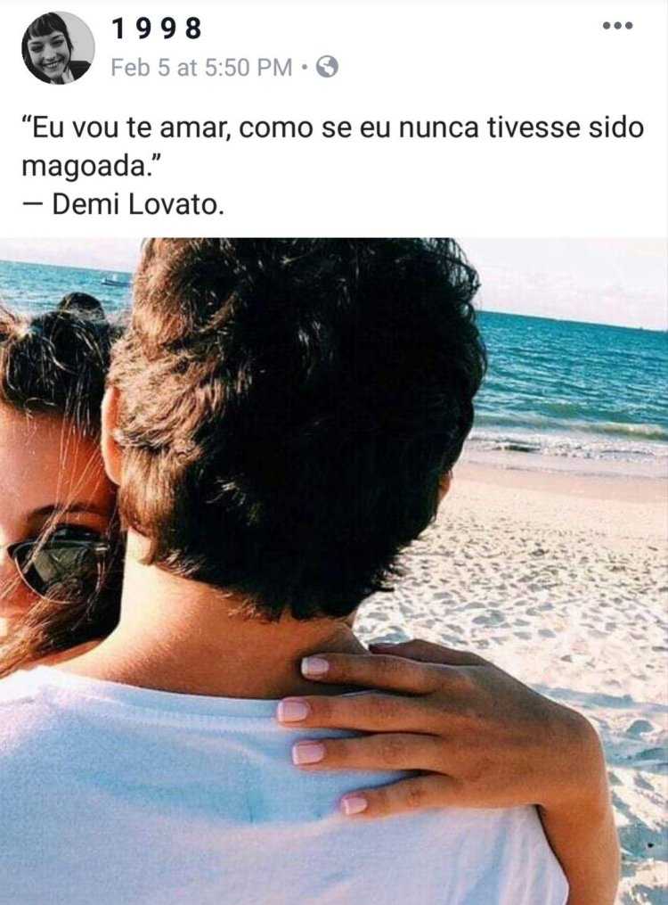 Пара на море со спины