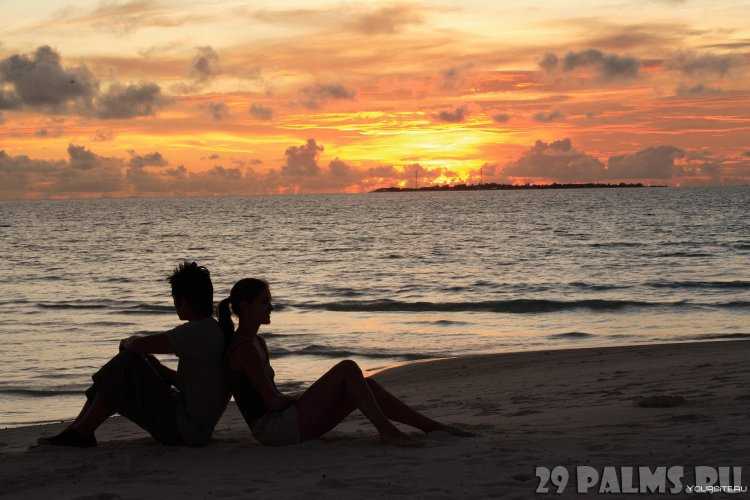 Пара на берегу