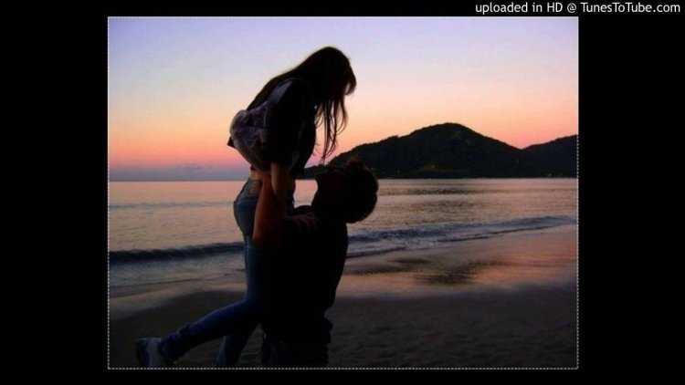 Девушка с парнем на море со спины