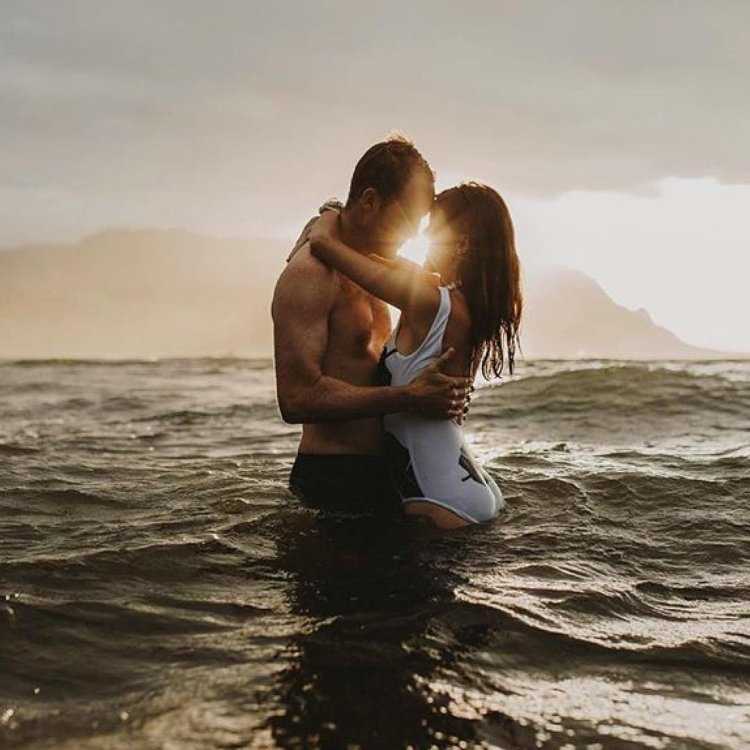 Мужчина и женщина на море