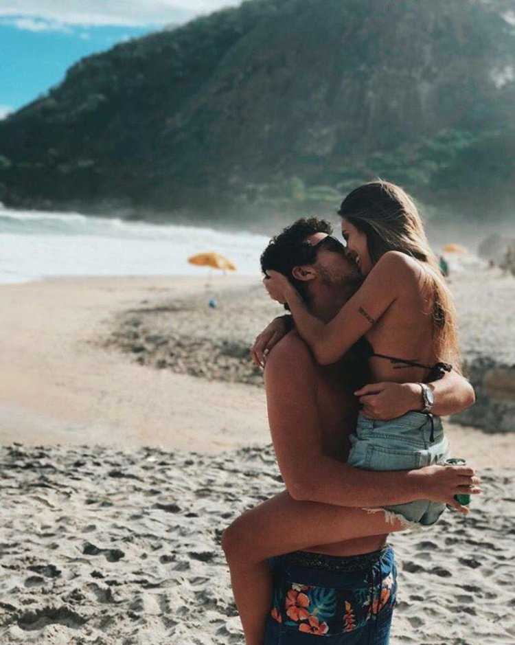 Влюбленные пары на пляже