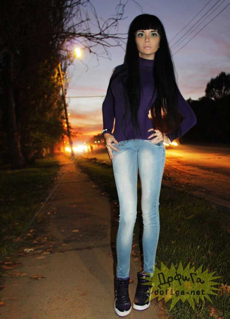 Брюнетка с длинными волосами в полный рост