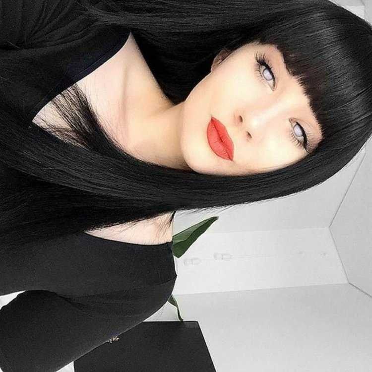 Брюнетка с челкой