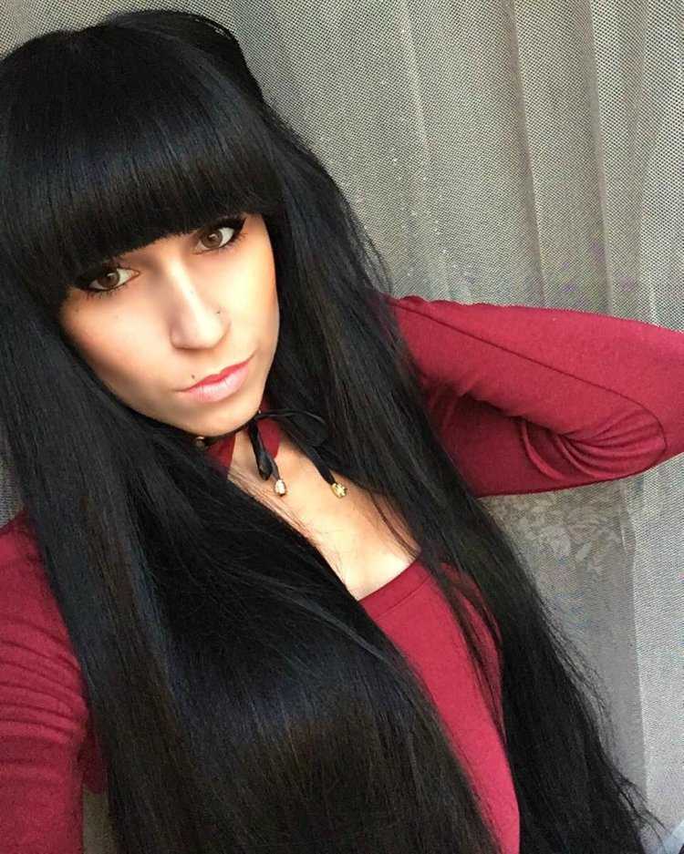 Брюнетка с челкой частное