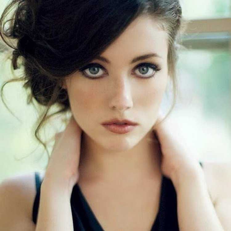 Черноволосые с голубыми глазами