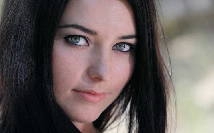 Брюнетка с серыми глазами