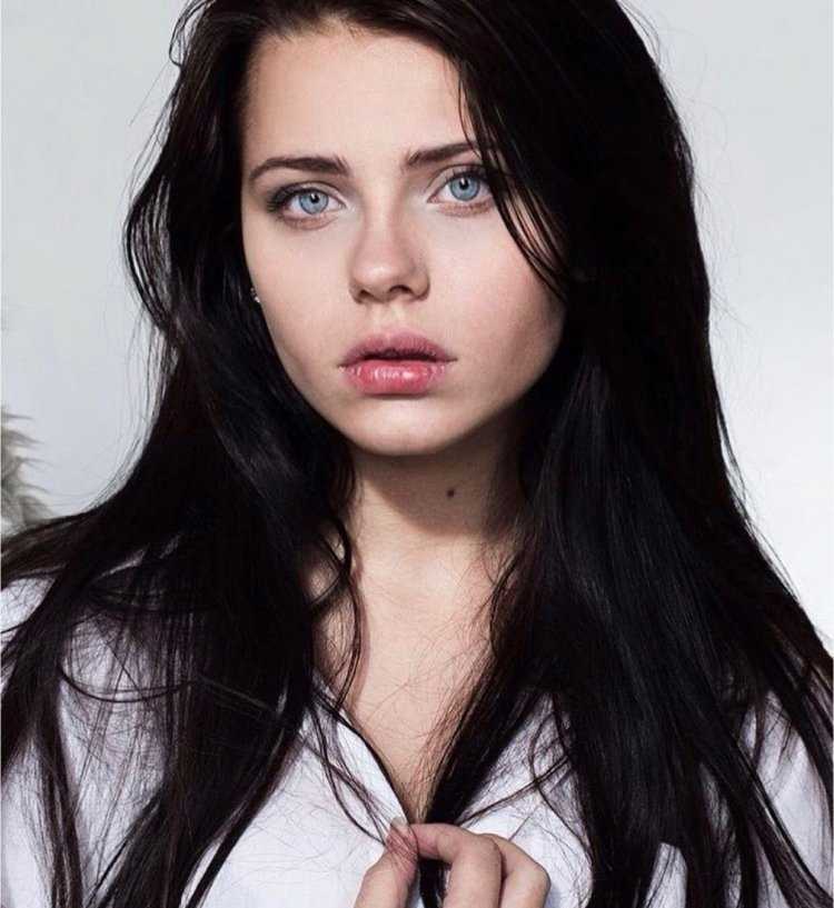 Голубоглазая с черными волосами