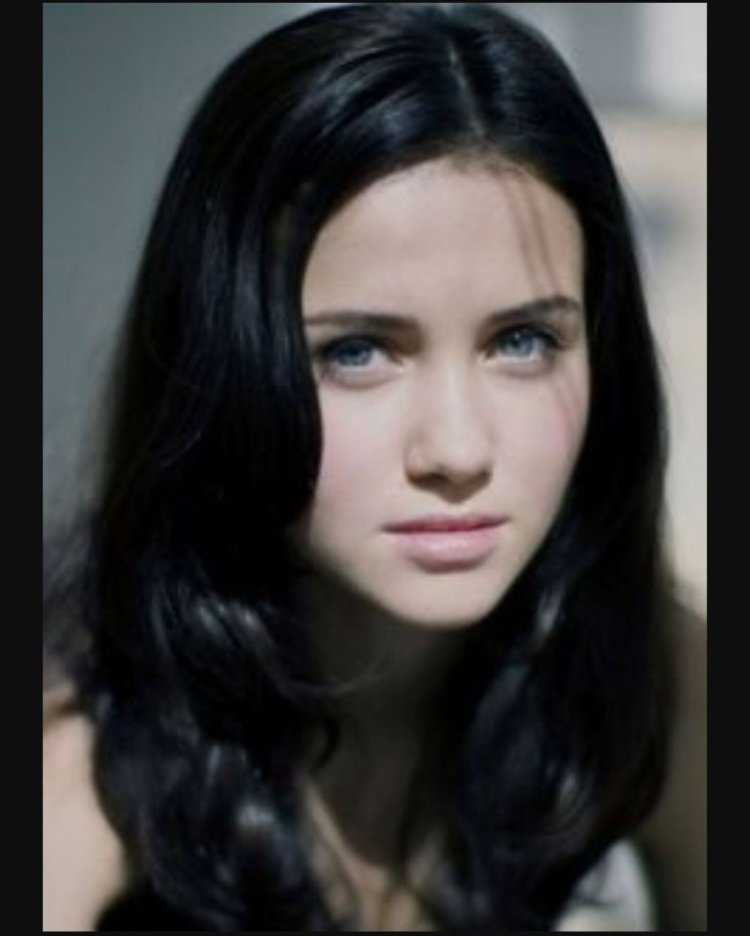 Черные волосы синие глаза