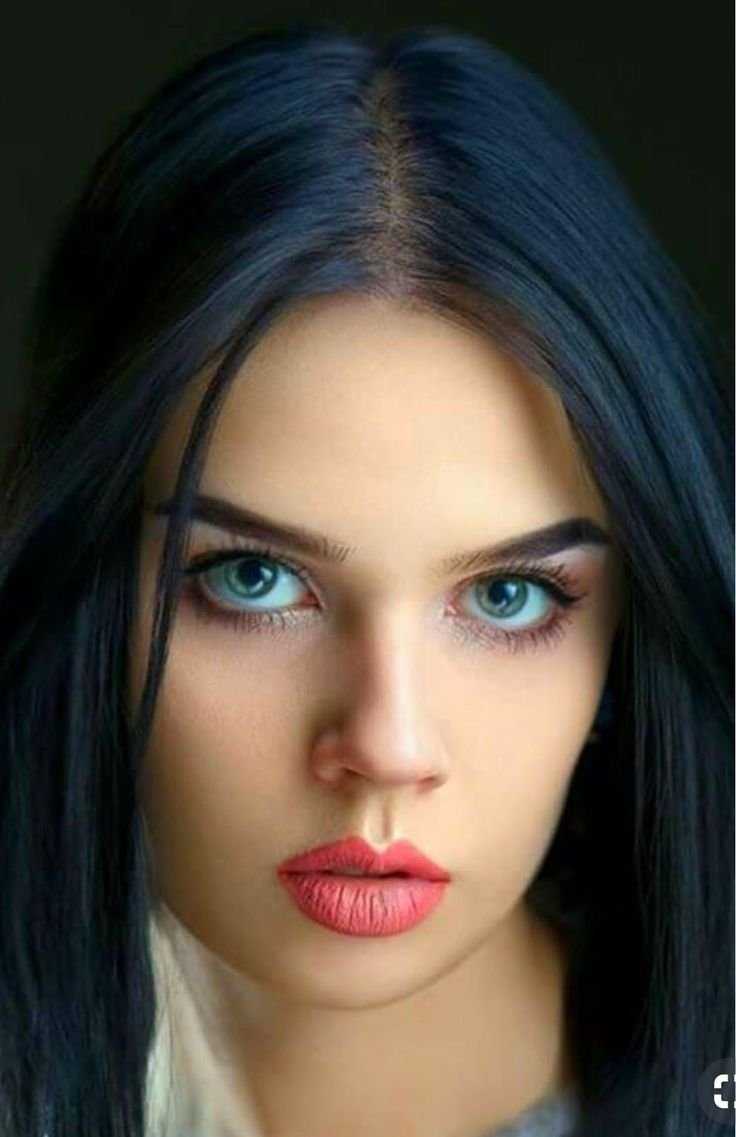 Брюнетка с голубыми глазами