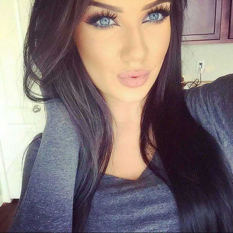 Красивая брюнетка с голубыми глазами селфи