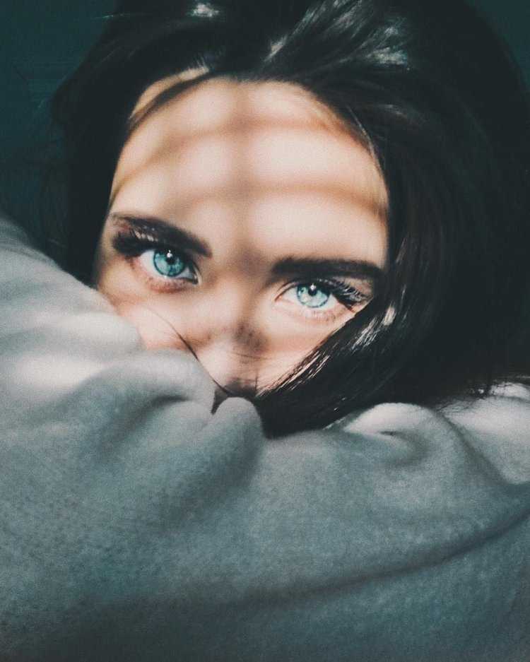 Девушка с заплаканными глазами