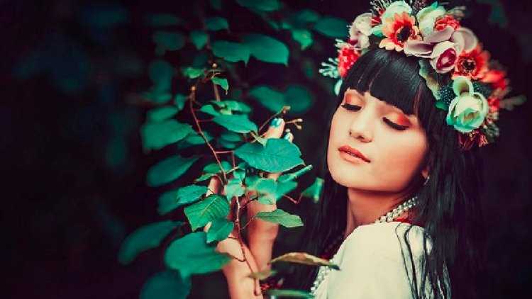 Брюнетка в венке