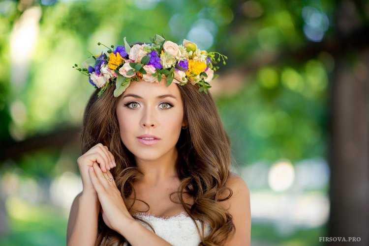 Девушка с венком на голове