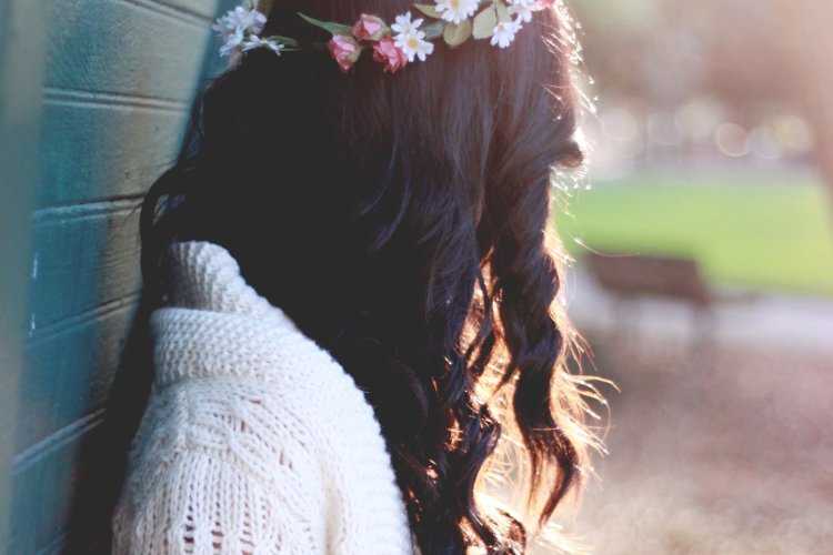 Девушка с темными волосами с цветами