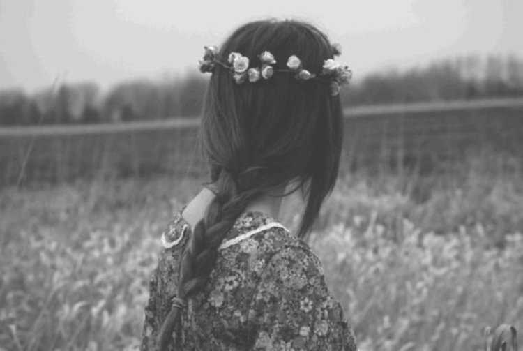 Девушка в венке со спины