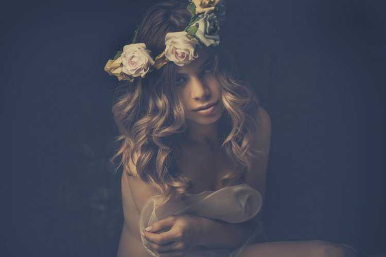 Девушка в терновом венке картинка