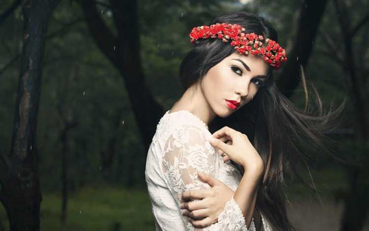 Девушка брюнетка с венком на голове
