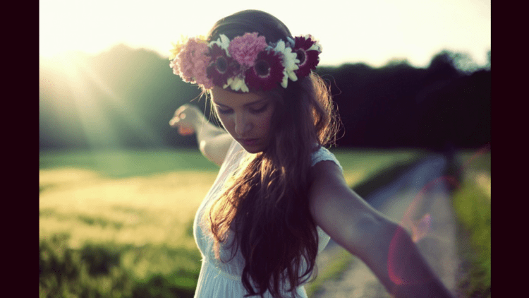 Девушка с венком на голове