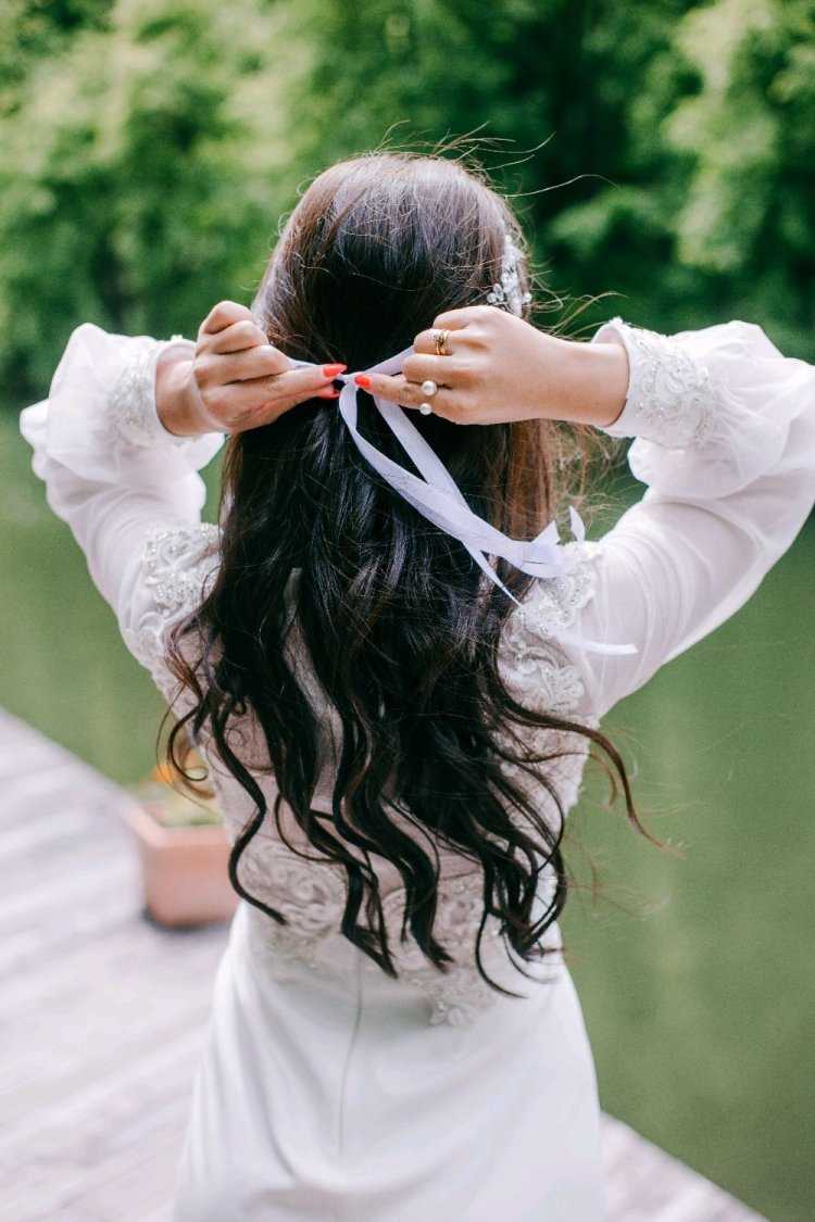 Темноволосая девушка со спины