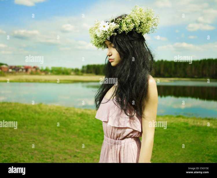 Брюнетка в венке одуванчики