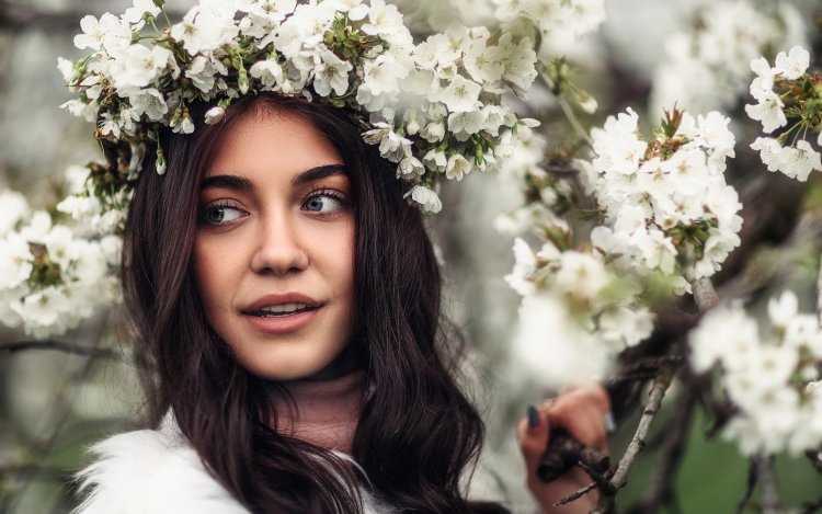 Брюнетка с венком на голове