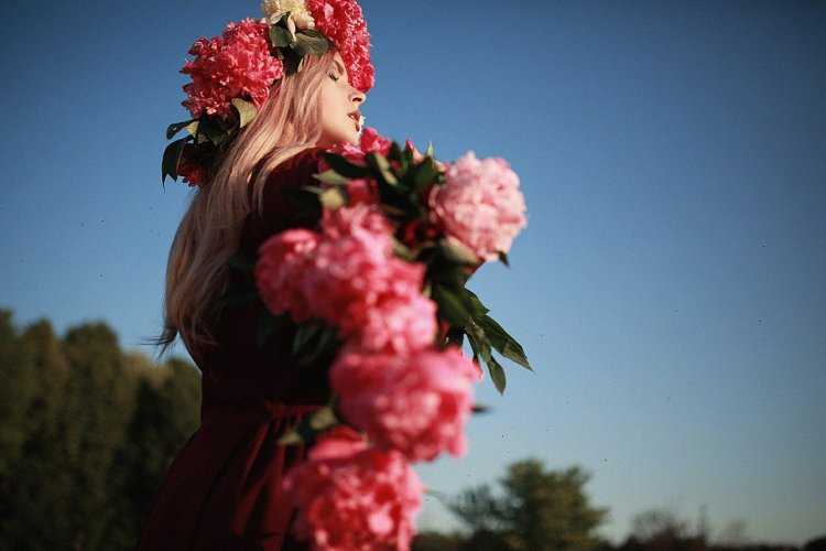 Девушка с пионом