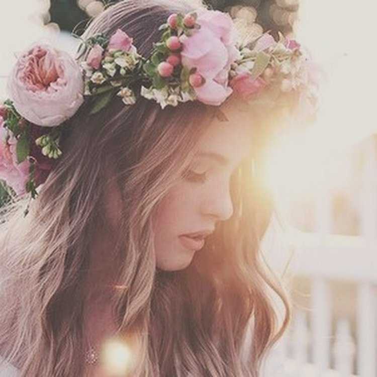 Девушка в венке