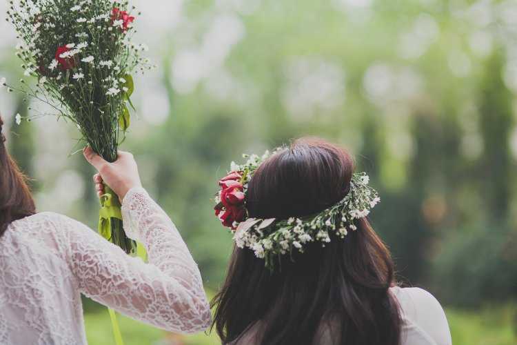 Брюнетка в венке