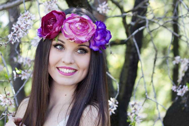 Девушка с цветком на голове