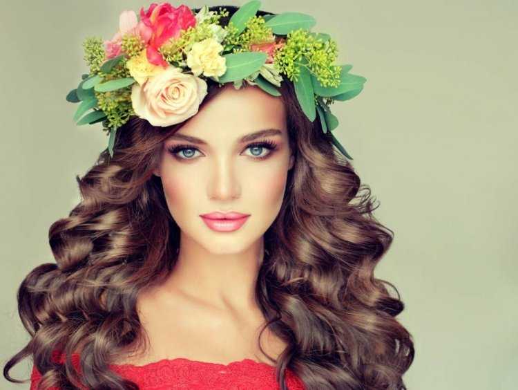Кудрявая девушка в венке