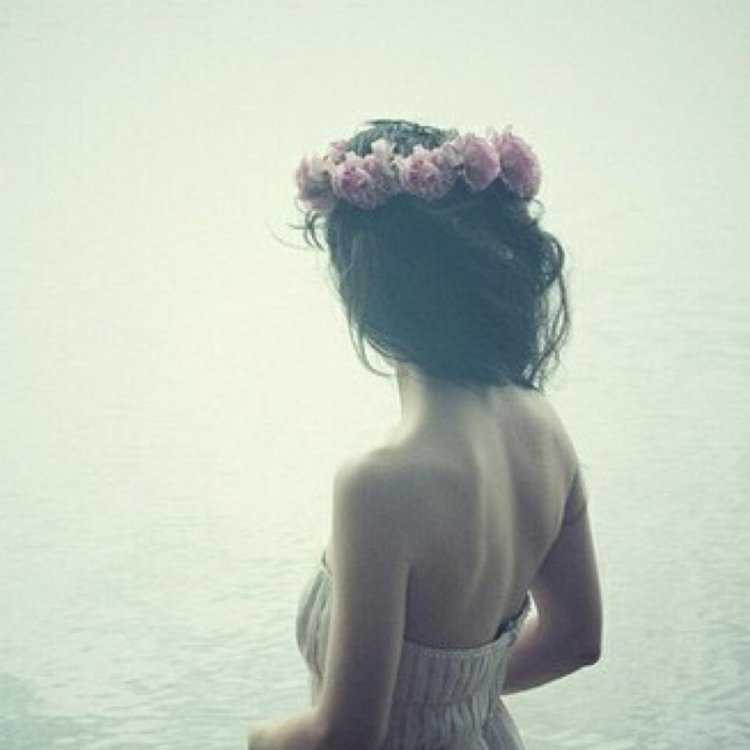 Девушка с венком на голове со спины