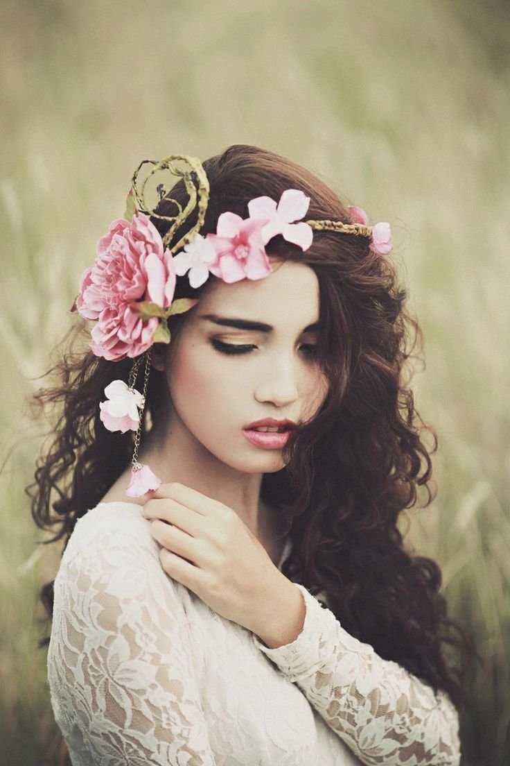 Девушка с венком в волосах