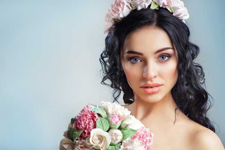 Девушка с лилией в волосах