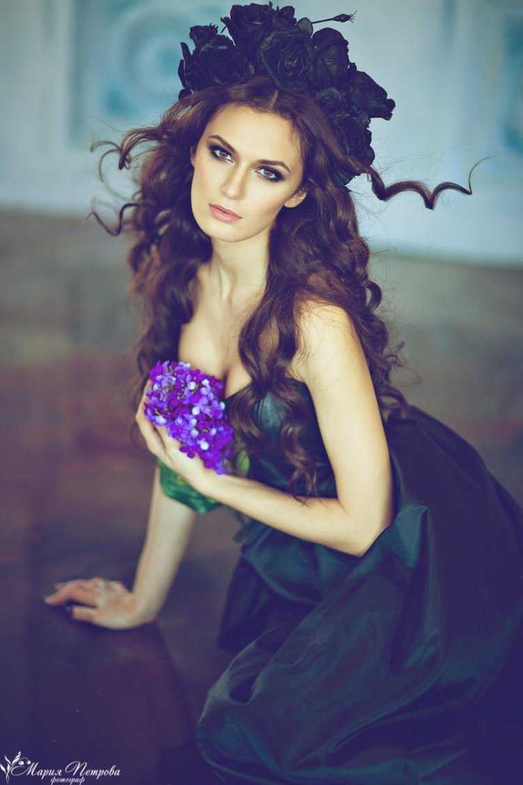 Девушка с фиолетовыми розами