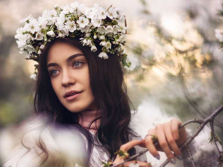 Девушка брюнетка с венком на голове69