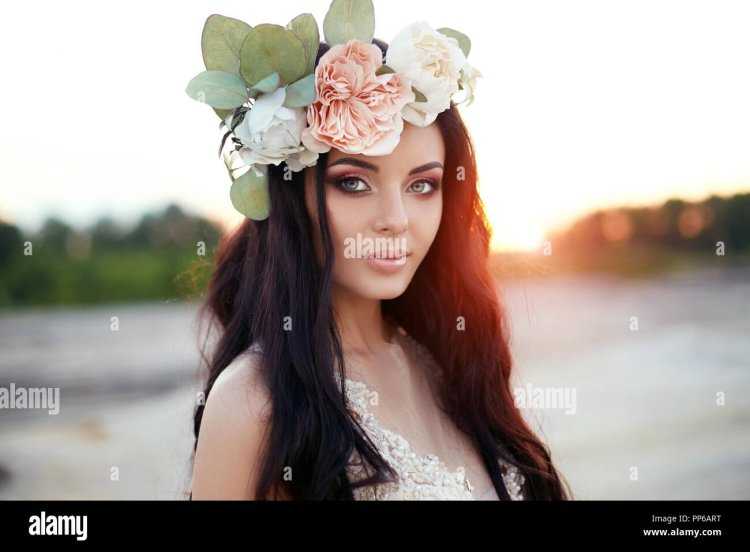 Девушка брюнетка с венком на голове14