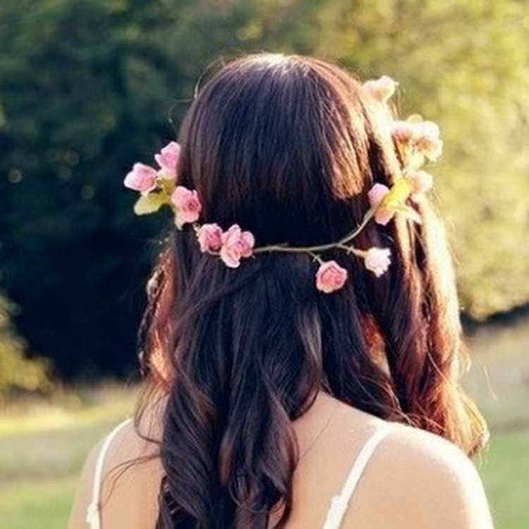 Девушка с венком на голове со спины