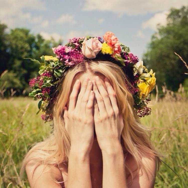 Девушка брюнетка с венком на голове42