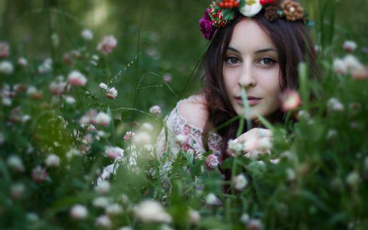 Девушка в траве в венке