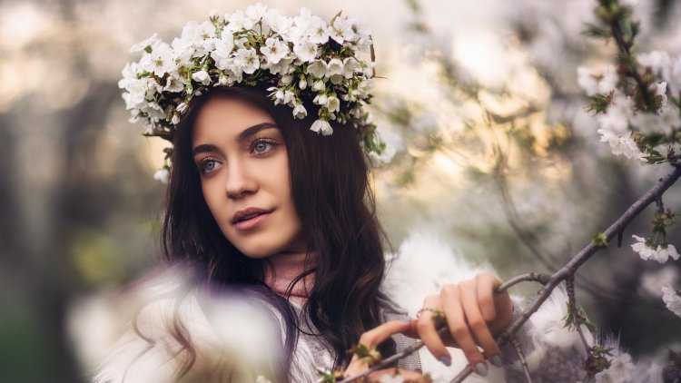 Девушка с венком на голове