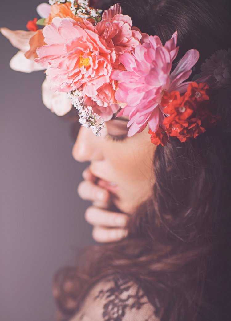 Девушка в венке