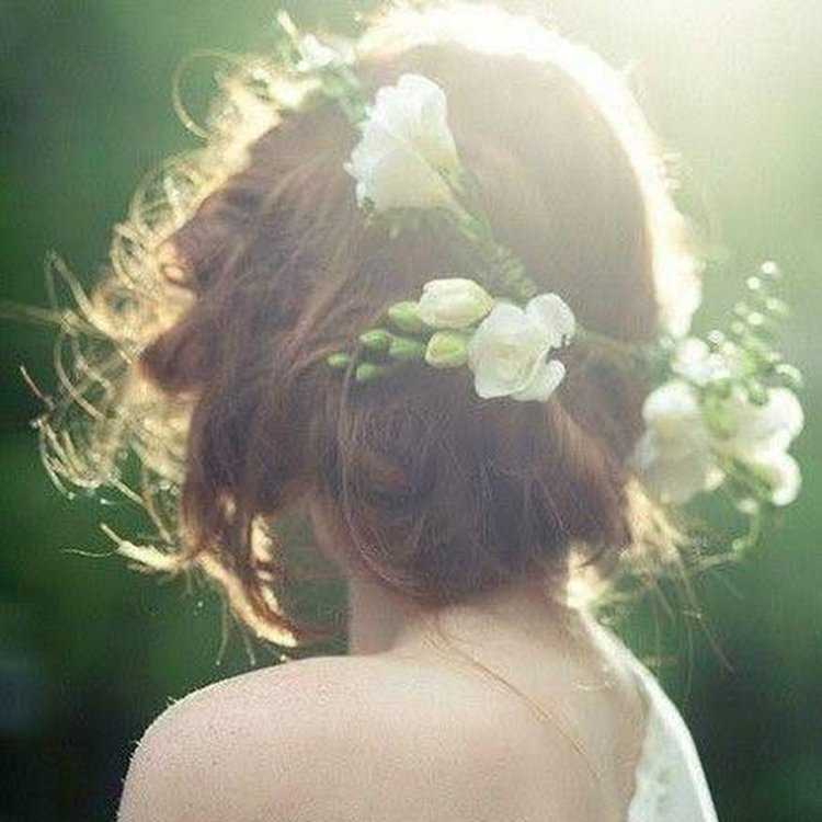 Ромашки на голове девушка спиной