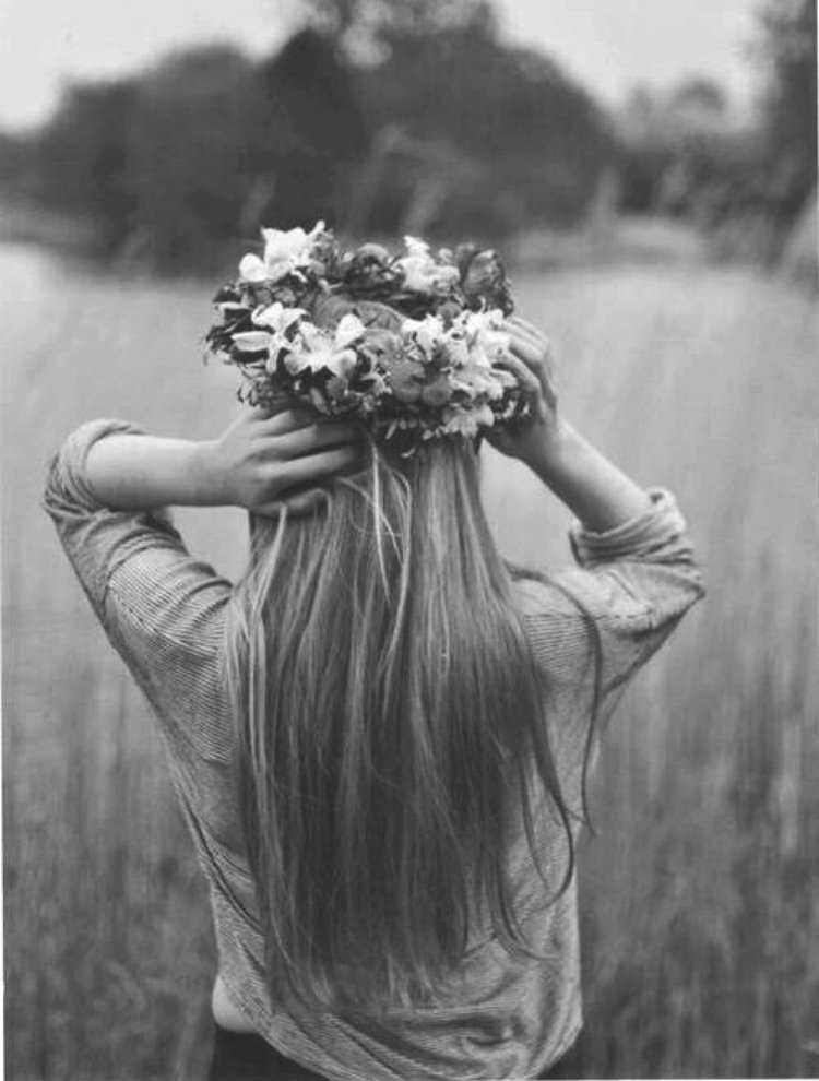 Девушка в венке со спины