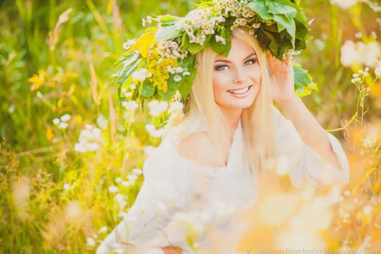 Женщина в венке из цветов