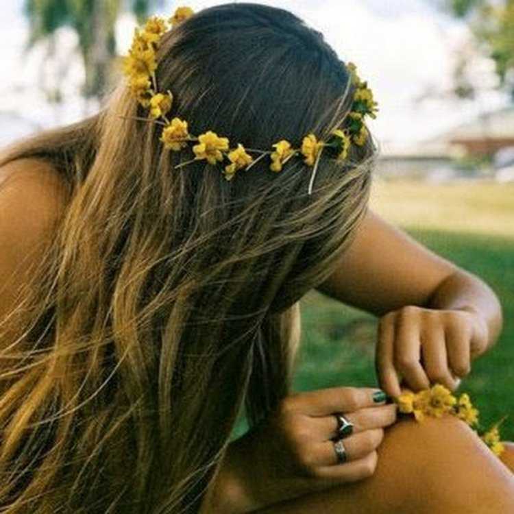 Девушка брюнетка с венком на голове36