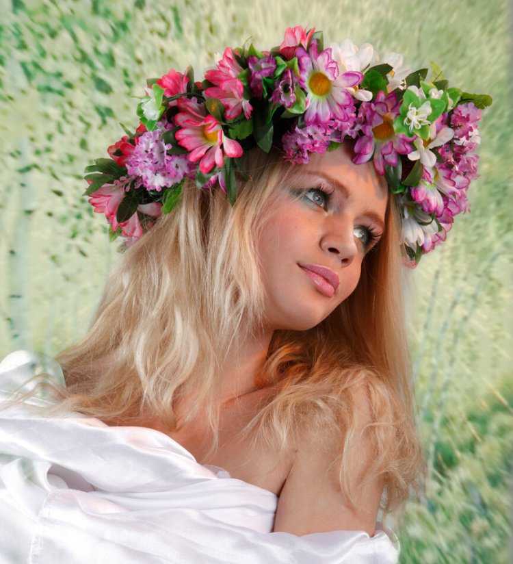 Женщина с венком на голове