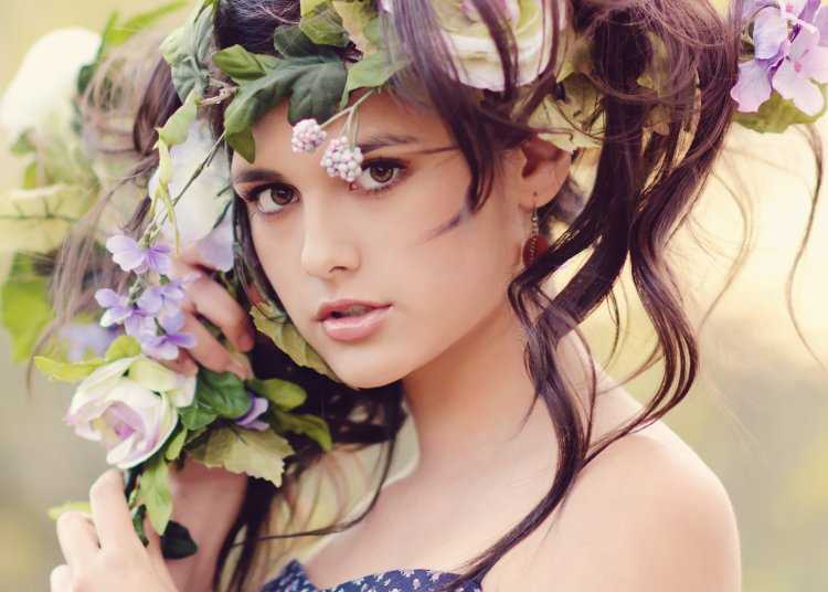 Девушка с цветком