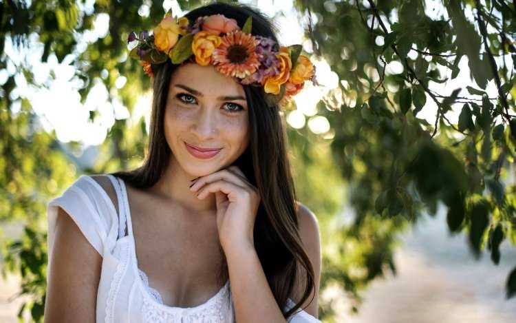 Красивые девушки с венком на голове