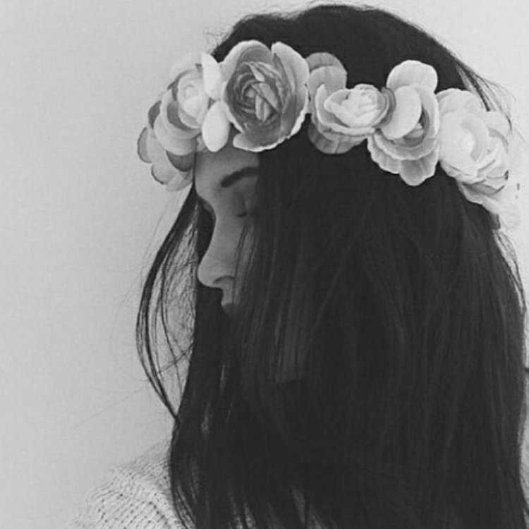 Девушка с цветами на голове без лица