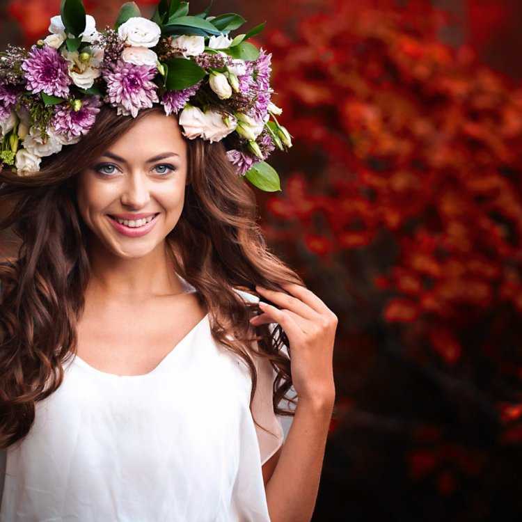 Девушка в венке